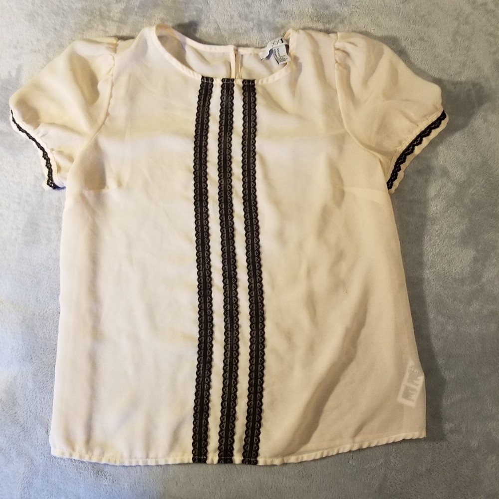 Forever 21 XXI Cream blouse with black lace Size M